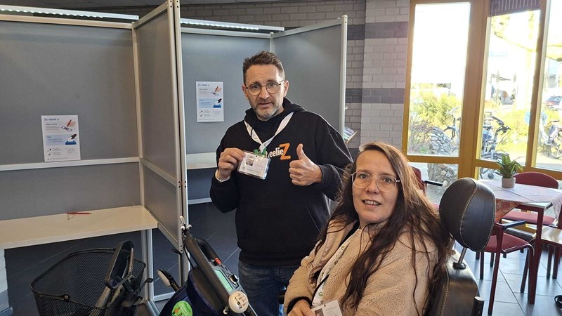 Ambassadeurs Niels en Laura bij een stembureau in Ede